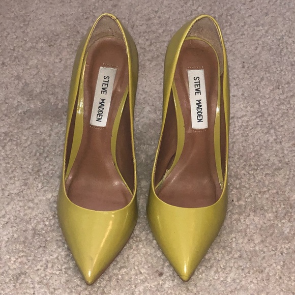 Steve Madden Shoes - Steve Madden yellow pump